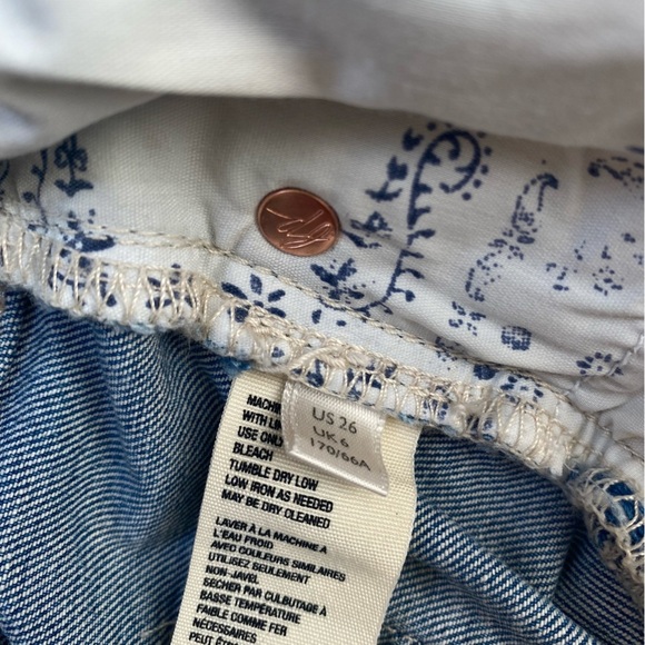 NWT We The Free Vintage Crvy Distressed Frayed High Rise Denim Shorts 26 - Picture 13 of 16